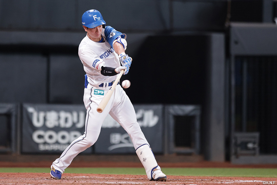 5回裏、ライトへヒットを放つ松本剛選手