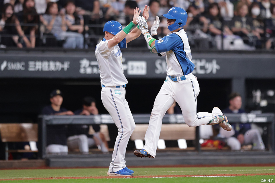 9回裏、サヨナラ本塁打を放つ郡司選手02