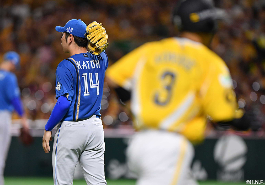 1回裏、2ランをあびた加藤貴投手