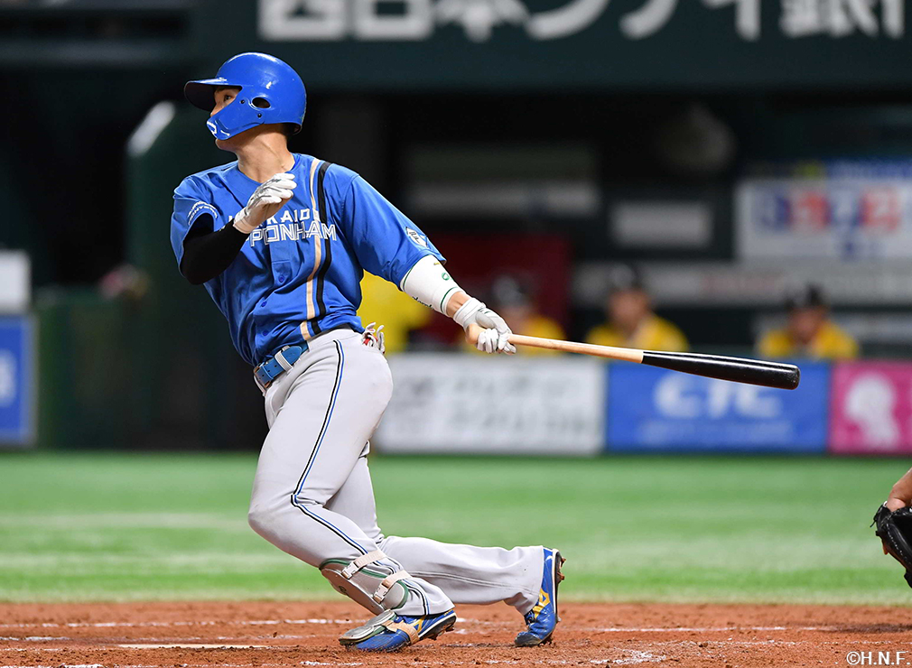 4回表、レフトへ本塁打を放つ郡司選手01