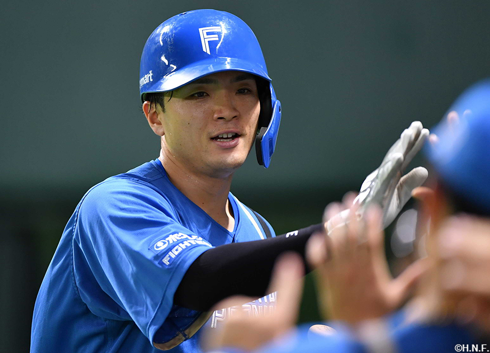 4回表、レフトへ本塁打を放つ郡司選手02