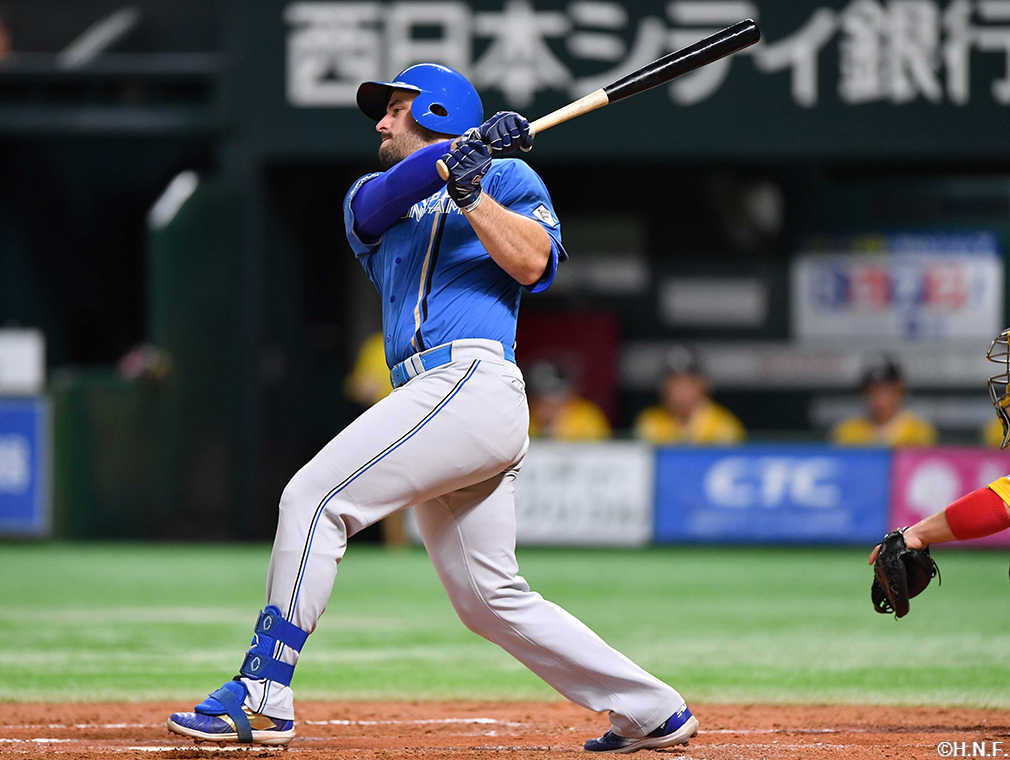 4回表、内野安打を放つマルティネス選手