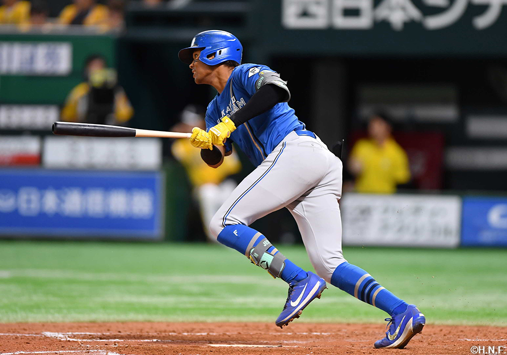 5回表、センターへヒットを放つ水谷選手