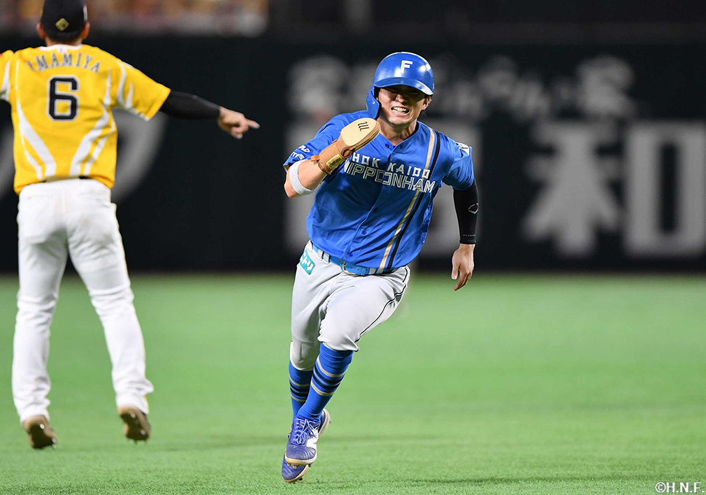 5回表、三塁へ向かう上川畑選手"