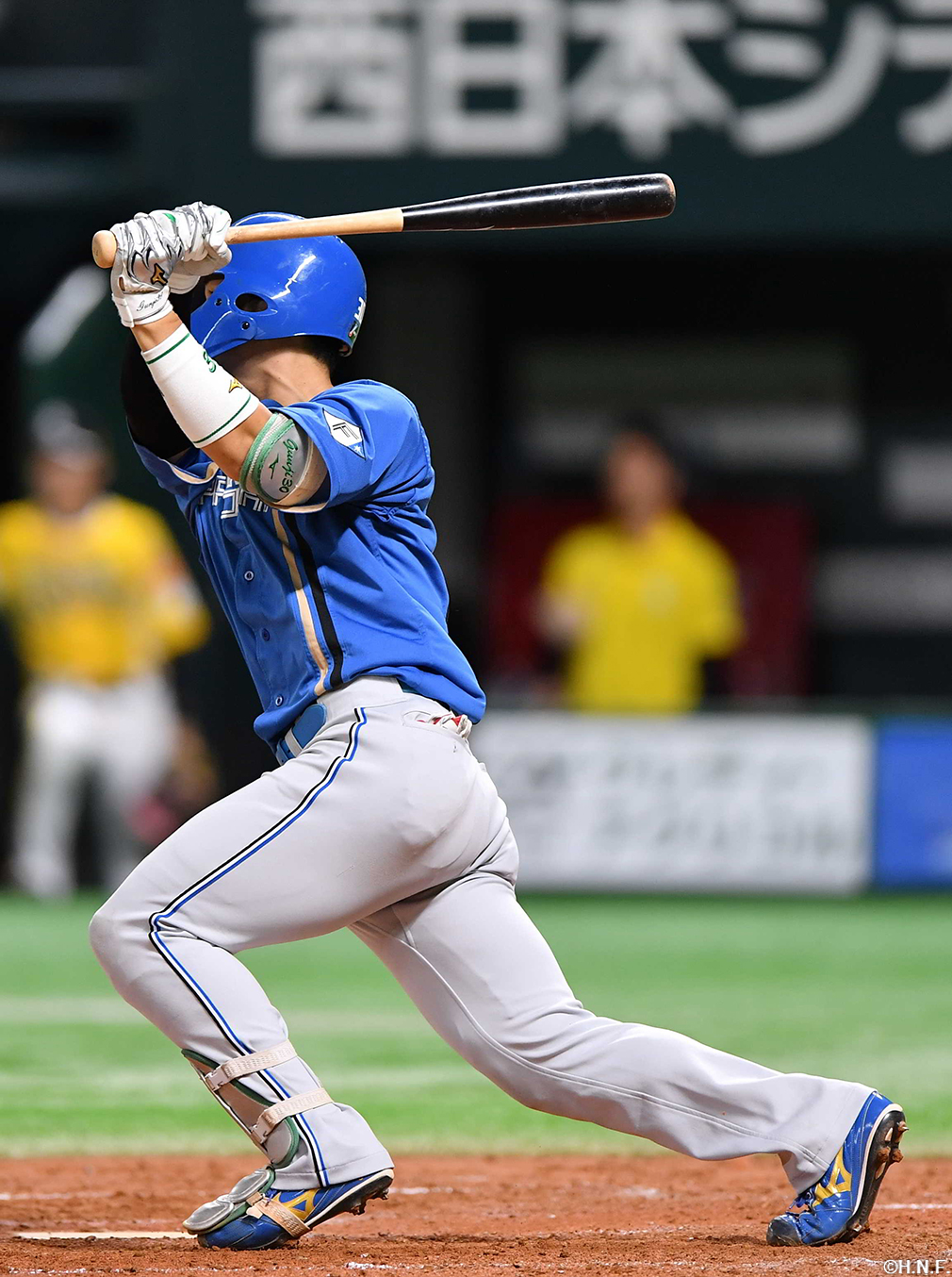 5回表、センターへ犠飛を放つ郡司選手"