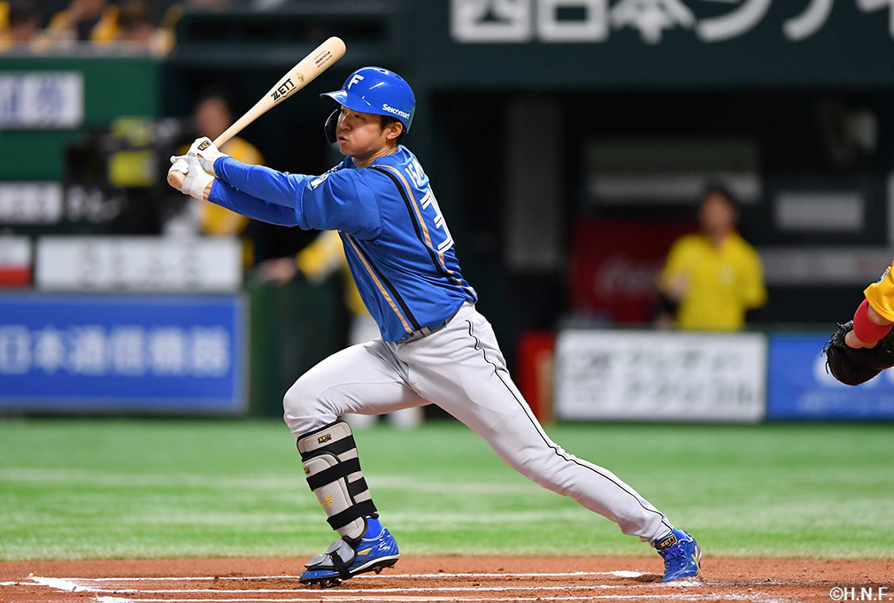 6回表、レフトへヒットを放つ石井選手"