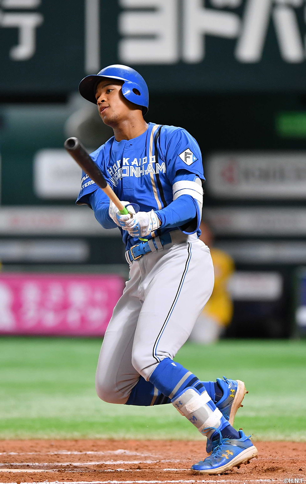 8回表、レフトへ二塁打を放つ万波選手"