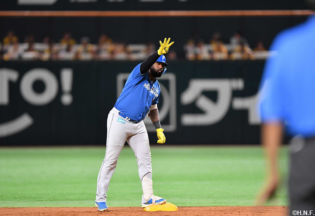 ８回表、ライトへ2点適時二塁打を放ったレイエス選手"