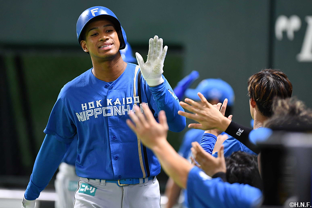 8回表、生還した万波選手"