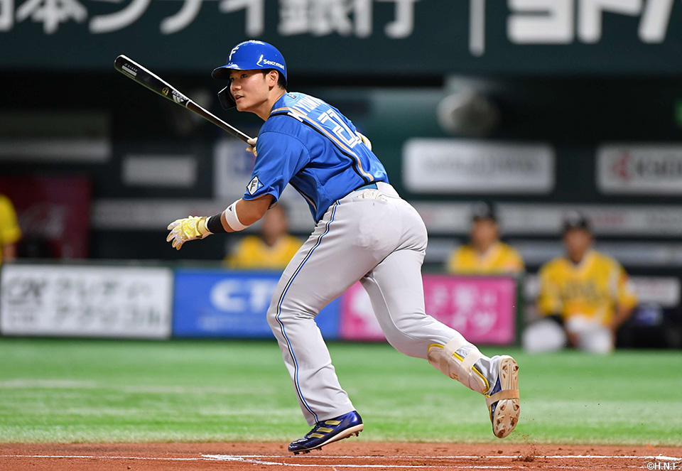 1回表、レフトへ先制適時打を放つ清宮選手
