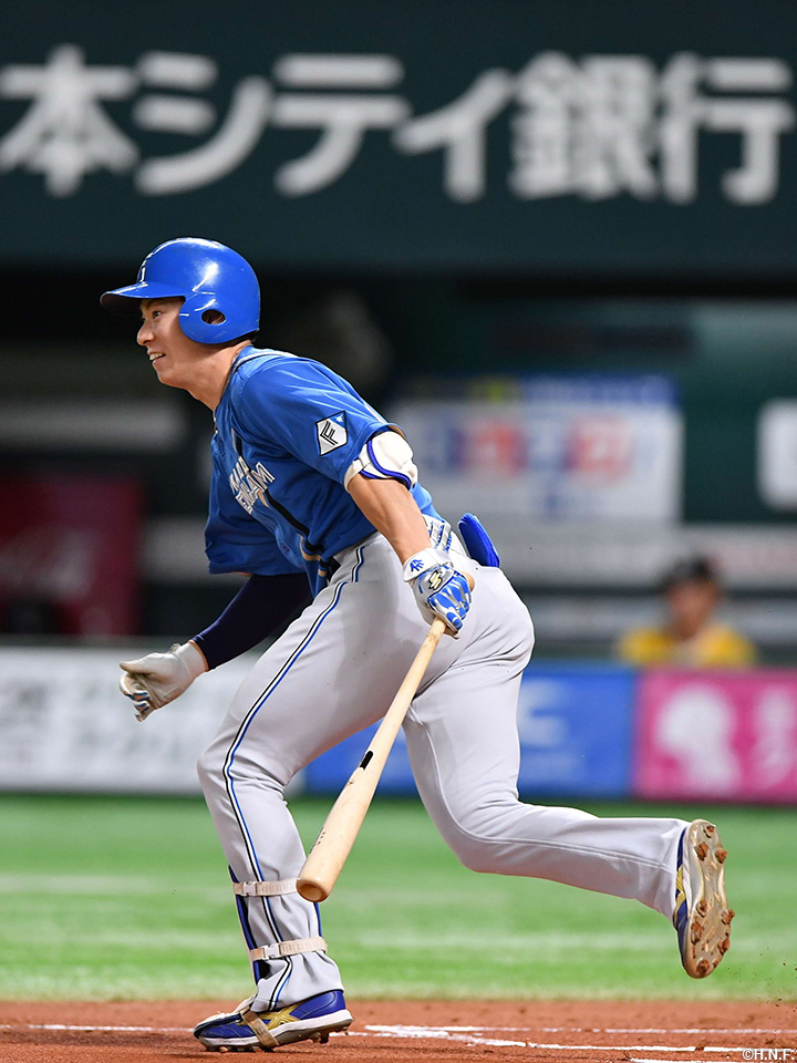 1回表、レフトへヒットを放つ松本剛選手