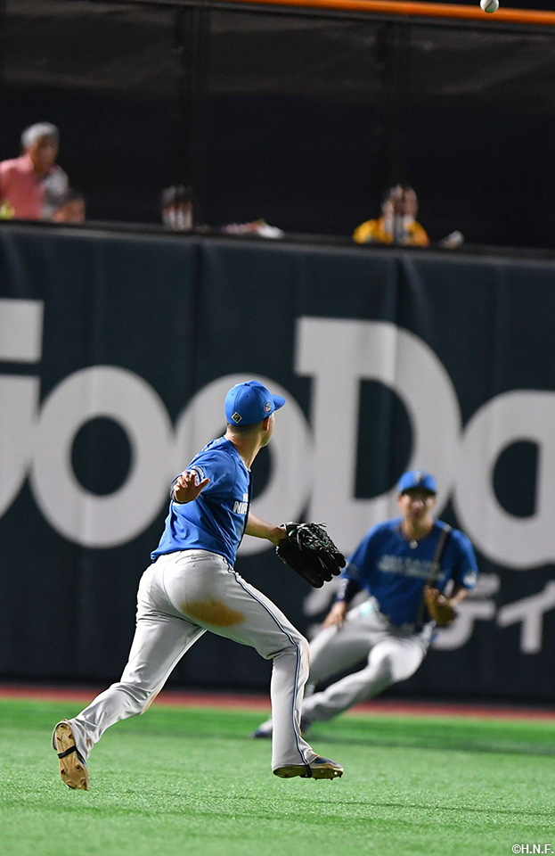 2回裏、打球を処理する淺間選手と松本剛選手