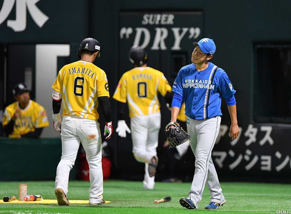 2回裏、犠牲フライで勝ち越しを許した根本投手