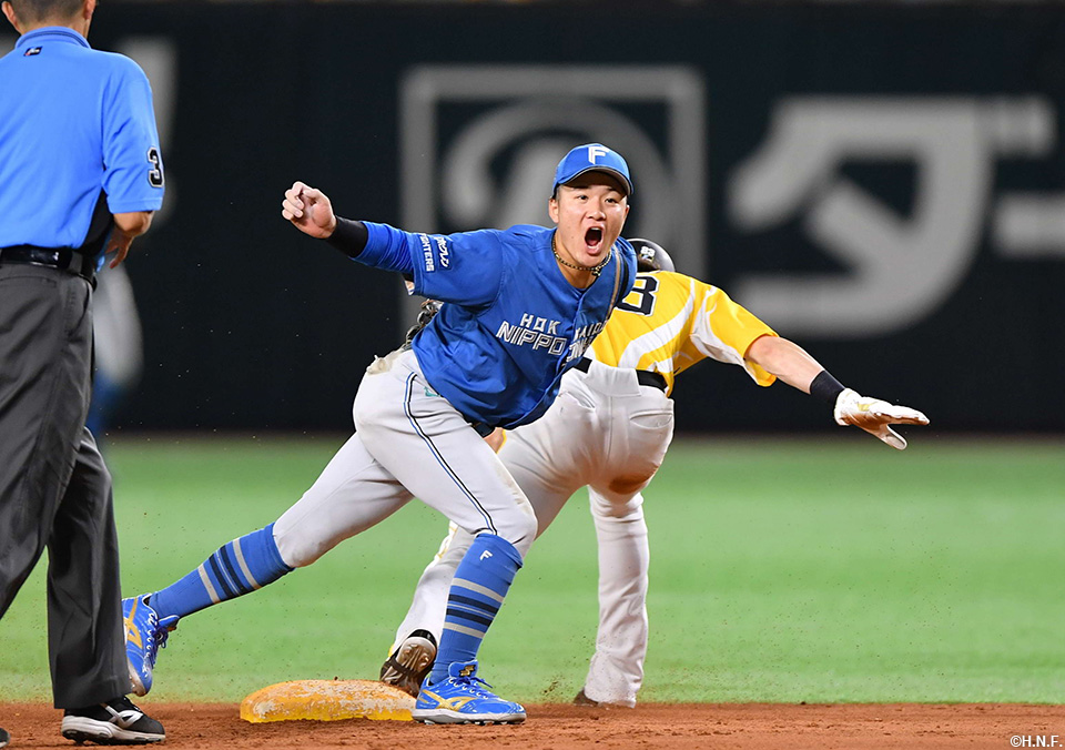 3回裏、盗塁を阻止する奈良間選手