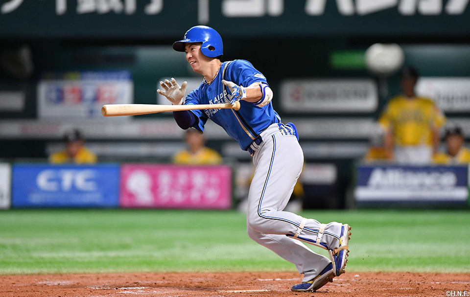 4回表、レフトへヒットを放つ松本剛選手