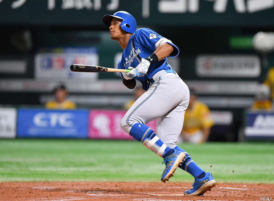 4回表、レフトスタンドへ2ランを放つ万波選手01