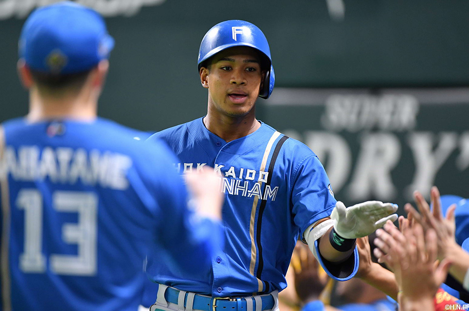 4回表、レフトスタンドへ2ランを放つ万波選手02