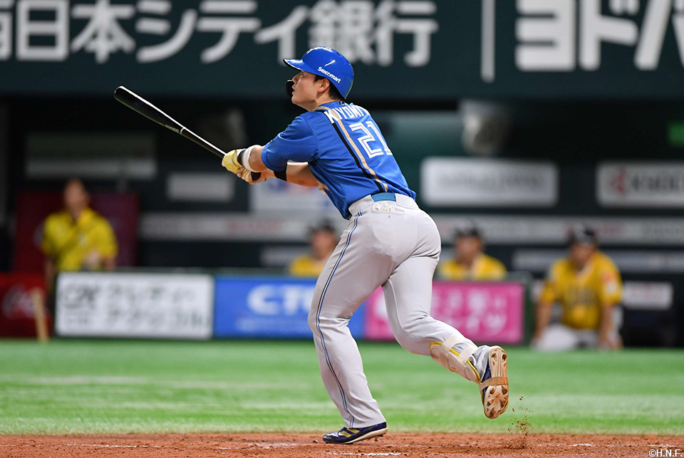 5回表、ライトスタンドへ同点3ランを放つ清宮選手01