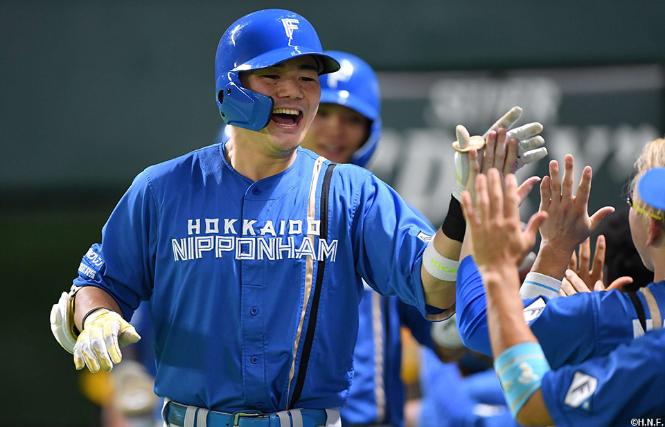 5回表、ライトスタンドへ同点3ランを放つ清宮選手02