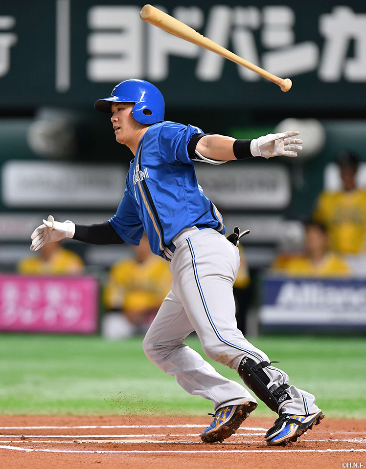 6回表、レフトへヒットを放つ伏見選手