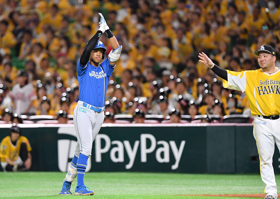 8回表、レフトへ同点適時打を放った万波選手02