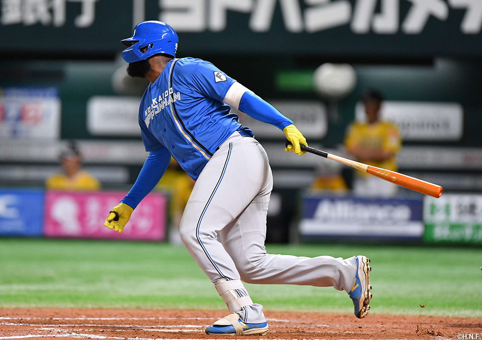 8回表、ライトへ勝ち越し適時打を放つレイエス選手01