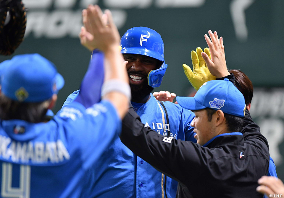 8回表、ライトへ勝ち越し適時打を放つレイエス選手02