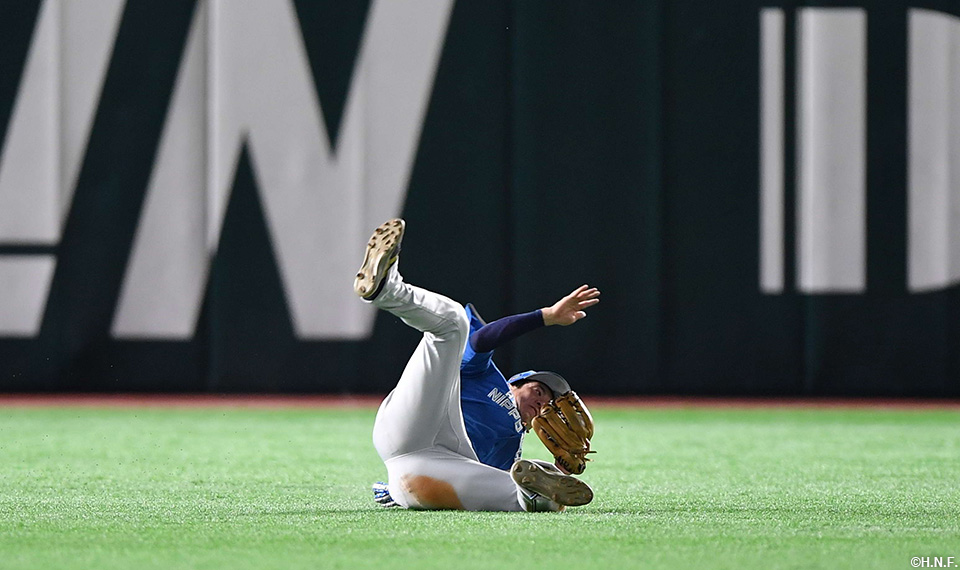 8回裏、好守をみせる松本剛選手