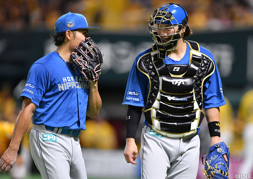 3回裏を抑えた伊藤投手と伏見選手