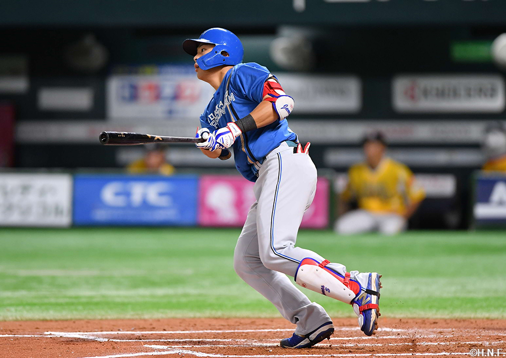 7回表、センターへ逆転の2ランを放つ野村選手01