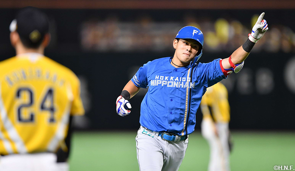 7回表、センターへ逆転の2ランを放つ野村選手02