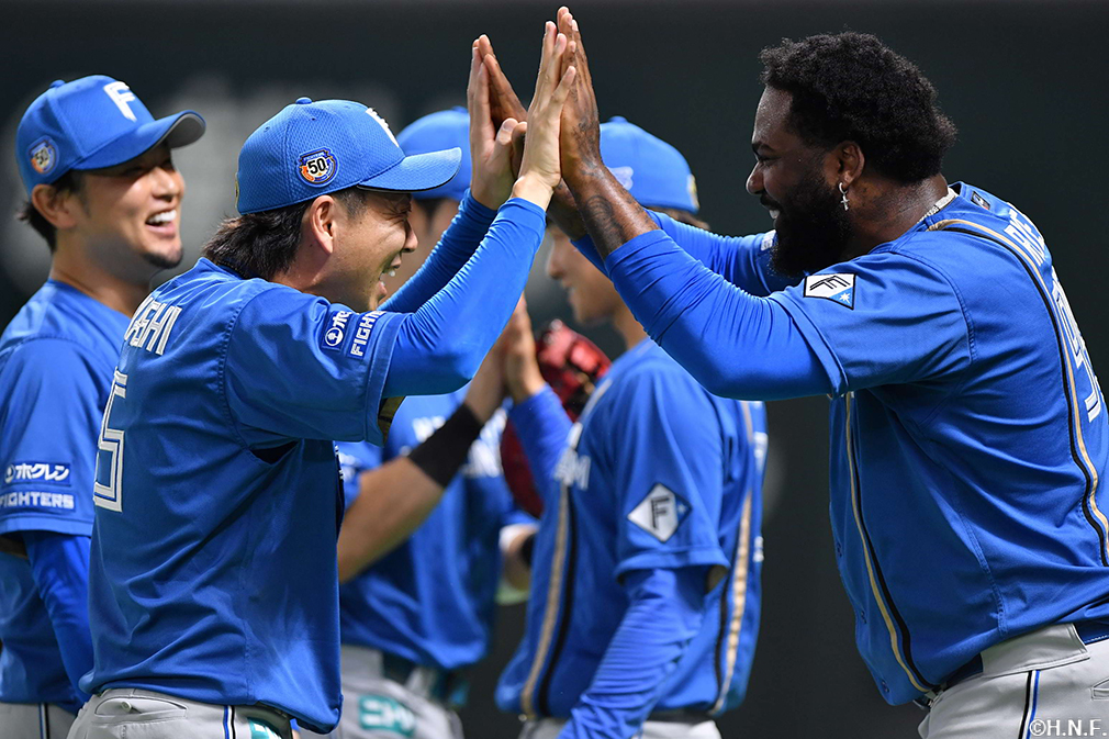 通算400ホールドを達成した宮西投手02"