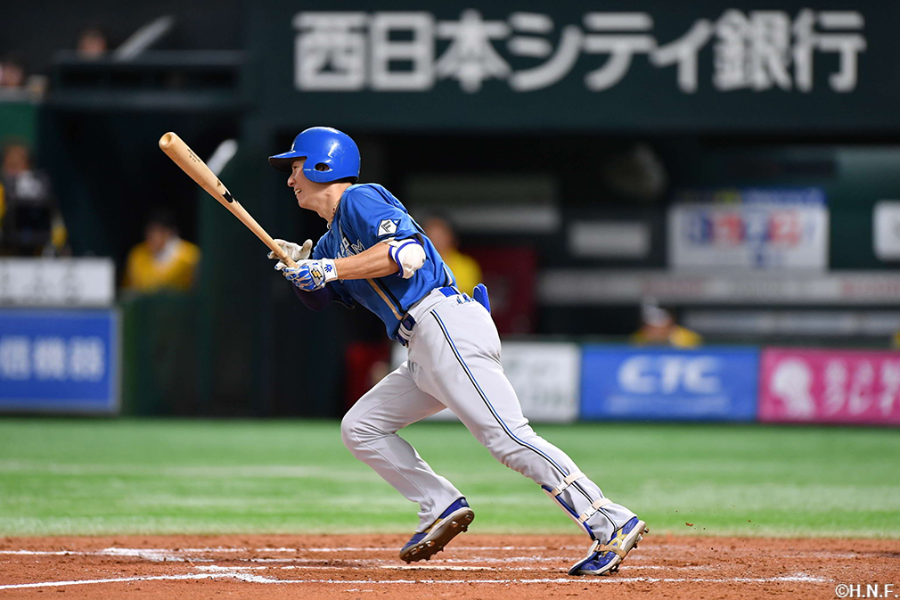 9回表、センターへヒットを放つ松本剛選手"