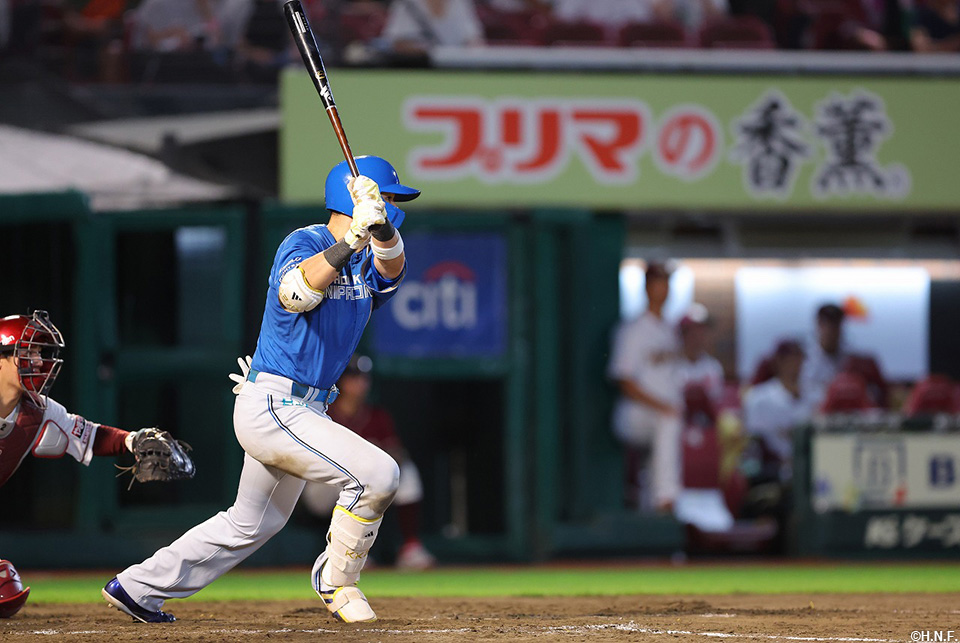 5回表、先制の適時二塁打を放つ清宮選手01