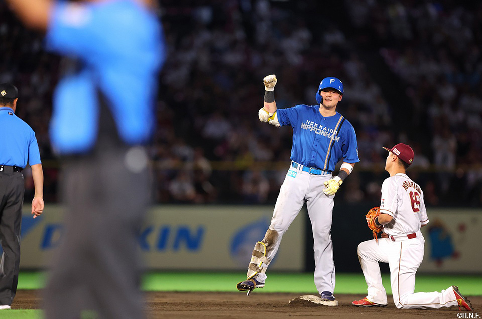 5回表、先制の適時二塁打を放つ清宮選手02