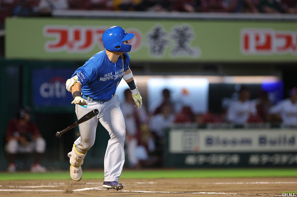 10回表、レフトへ二塁打を放つ清宮選手01