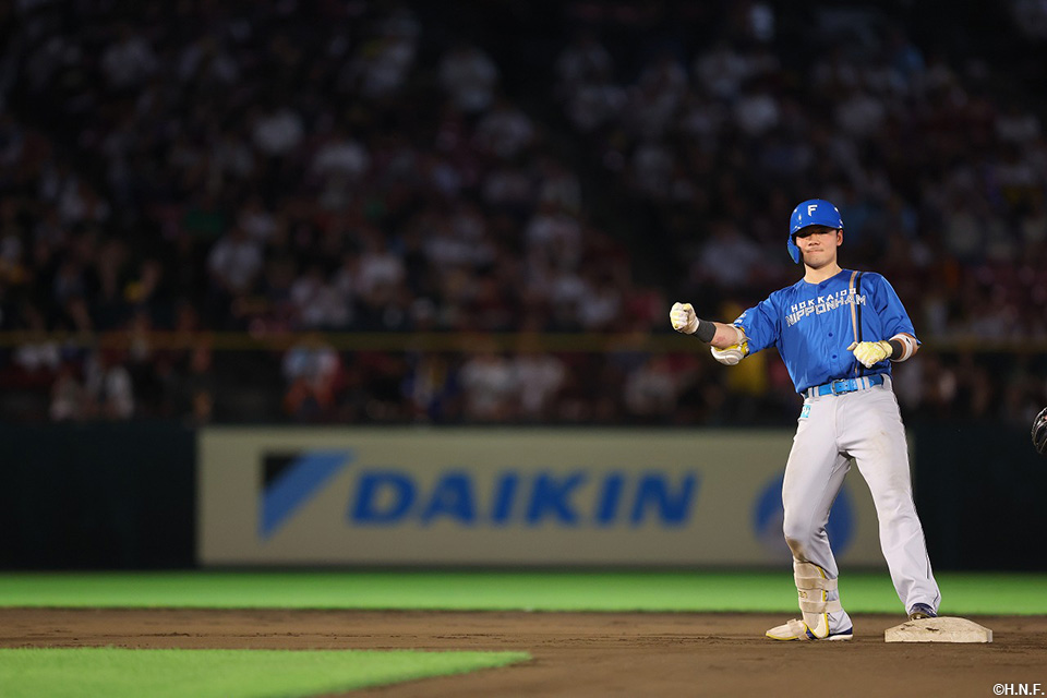 10回表、レフトへ二塁打を放つ清宮選手02