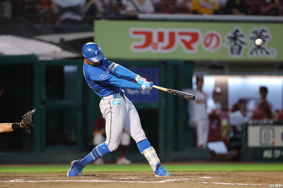 10回表、勝ち越しの満塁本塁打を放つ万波選手01