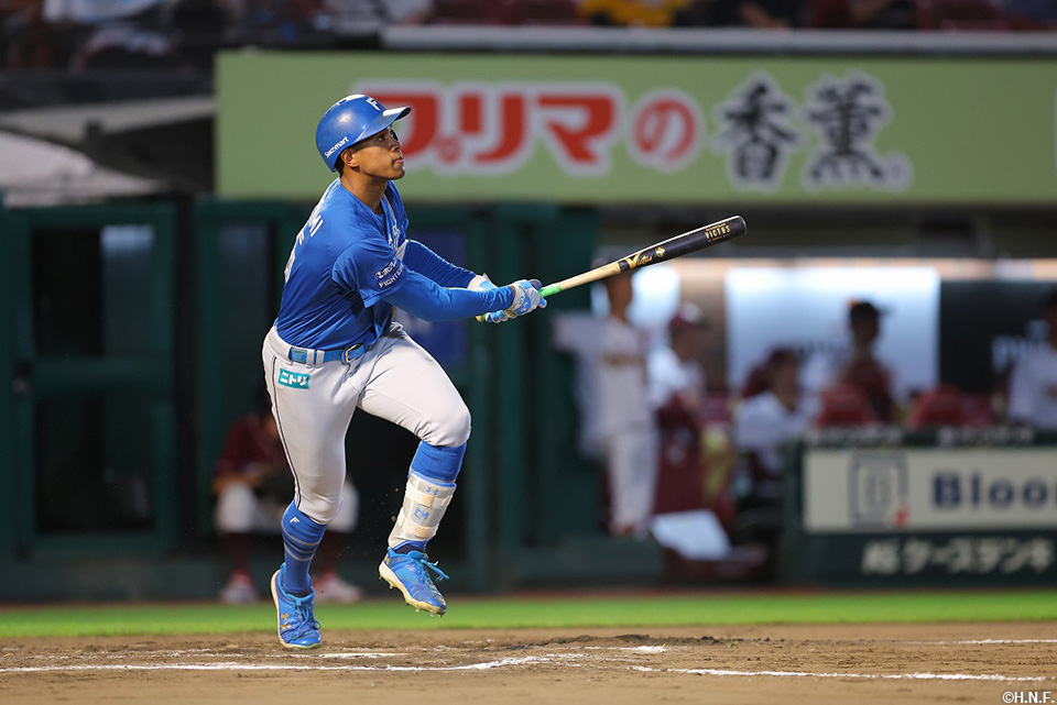 10回表、勝ち越しの満塁本塁打を放つ万波選手02