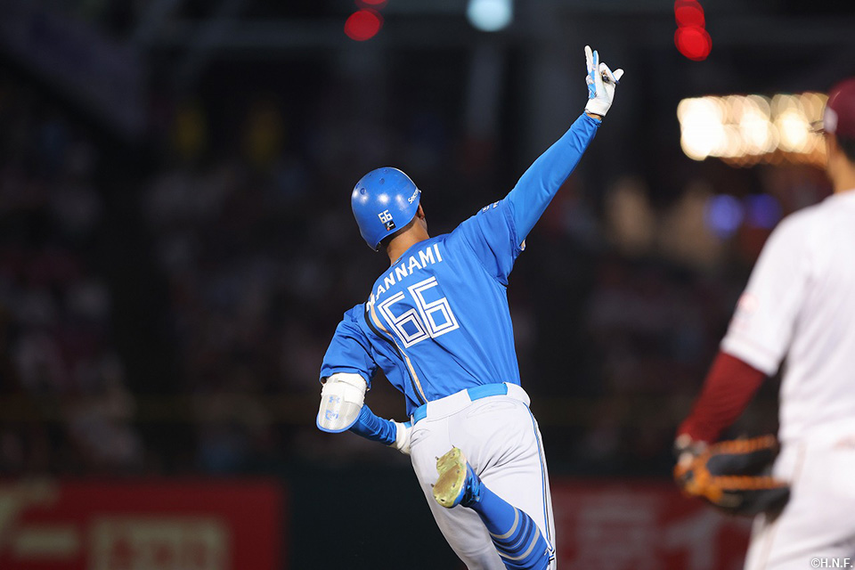 10回表、勝ち越しの満塁本塁打を放つ万波選手03