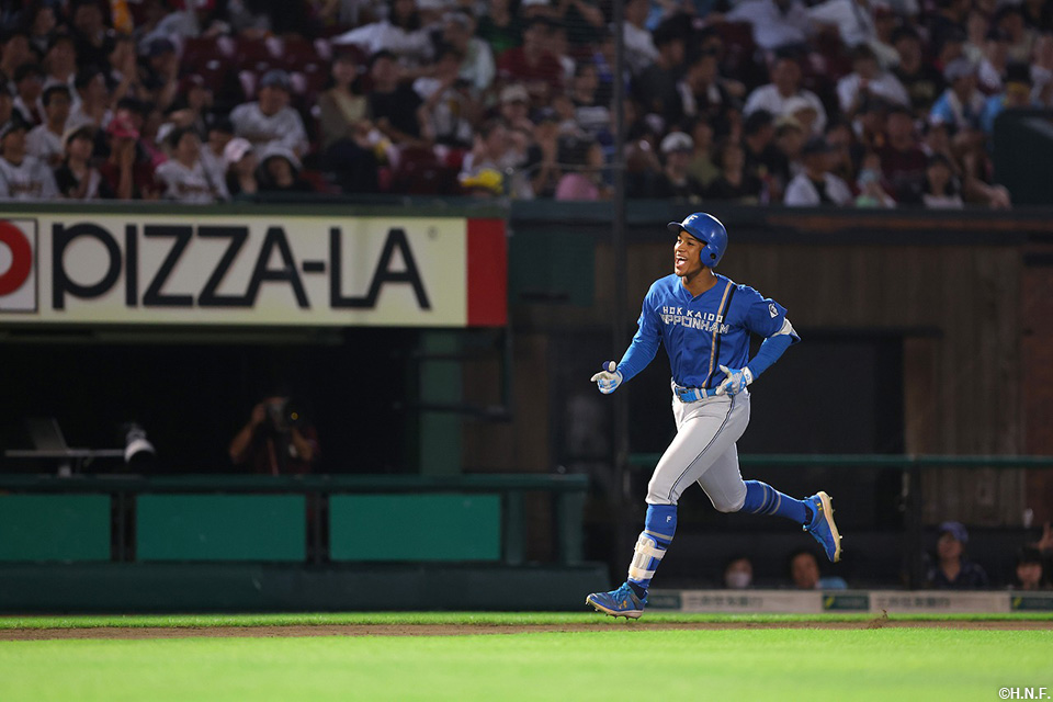 10回表、勝ち越しの満塁本塁打を放つ万波選手04