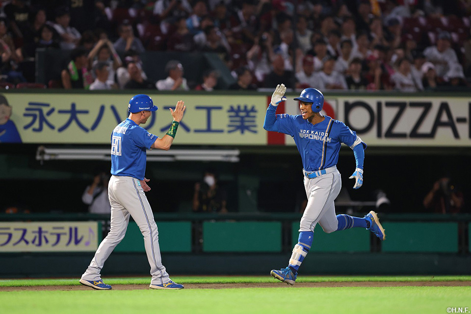 10回表、勝ち越しの満塁本塁打を放つ万波選手05