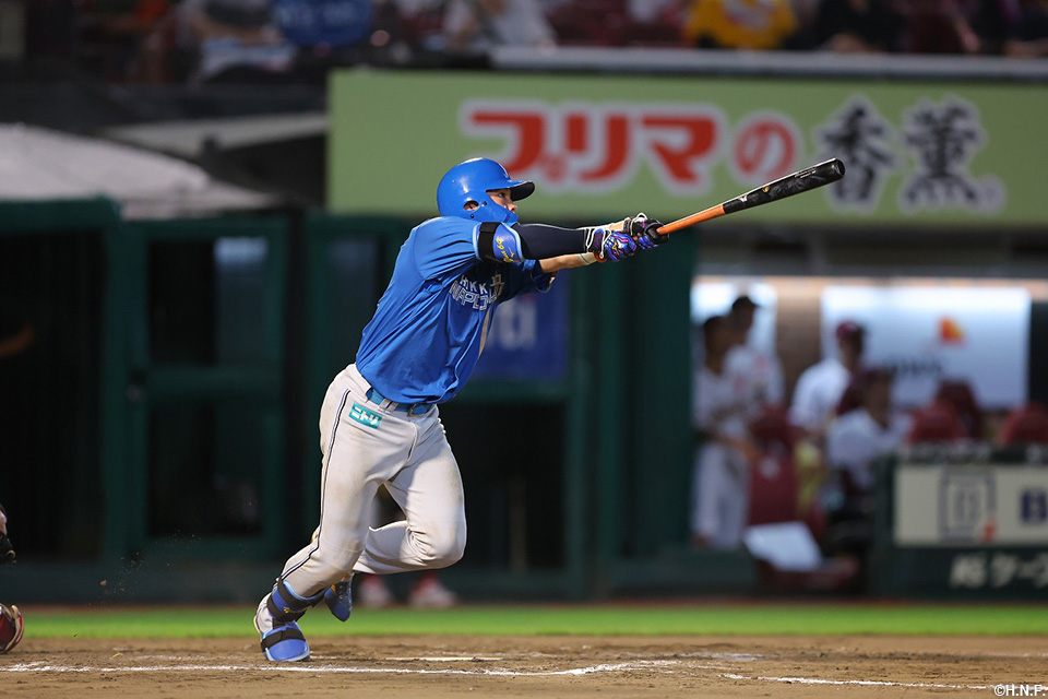 10回表、ライトへヒットを放つ田宮選手