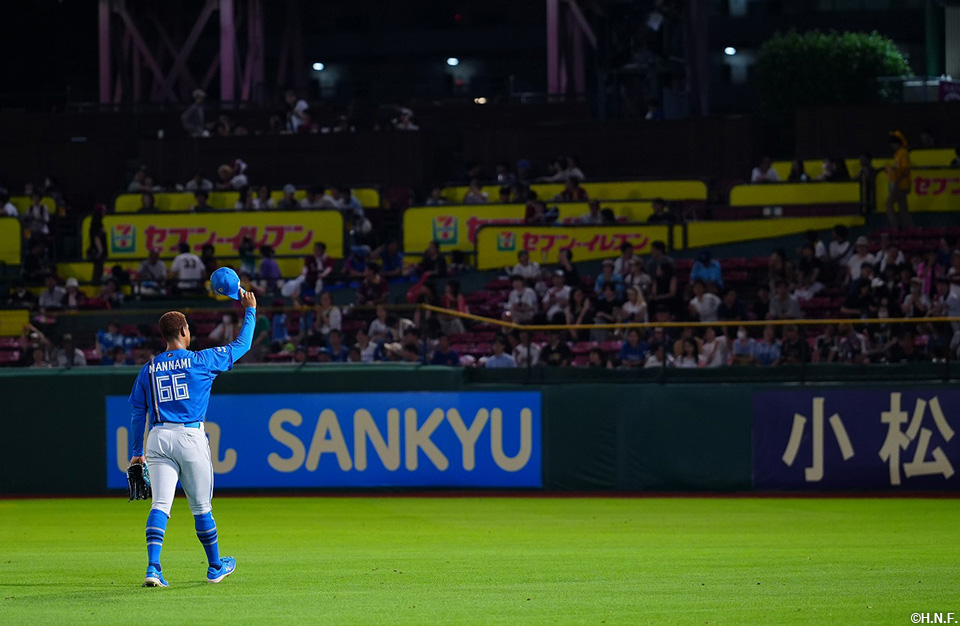 10回裏、守備につく万波選手