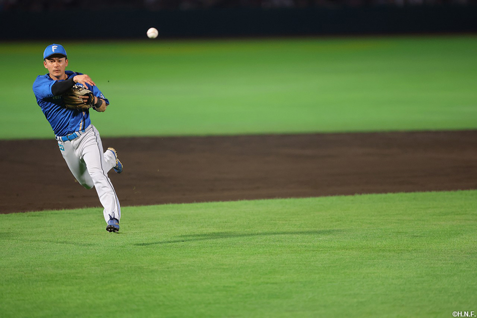 5回裏、好守を見せる水野選手