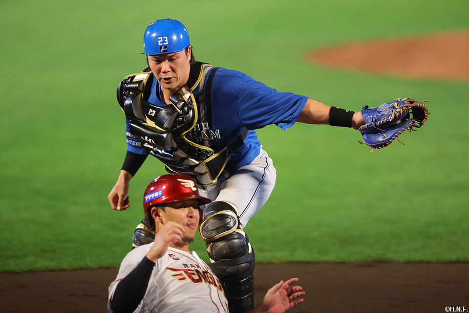 5回裏、好守を見せる伏見選手