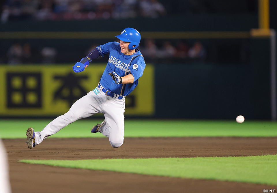 6回表、盗塁を決める松本剛選手