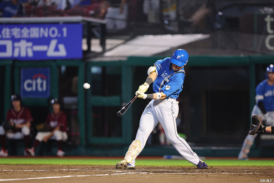 8回表、勝負を決める2ランを放つ清宮選手01