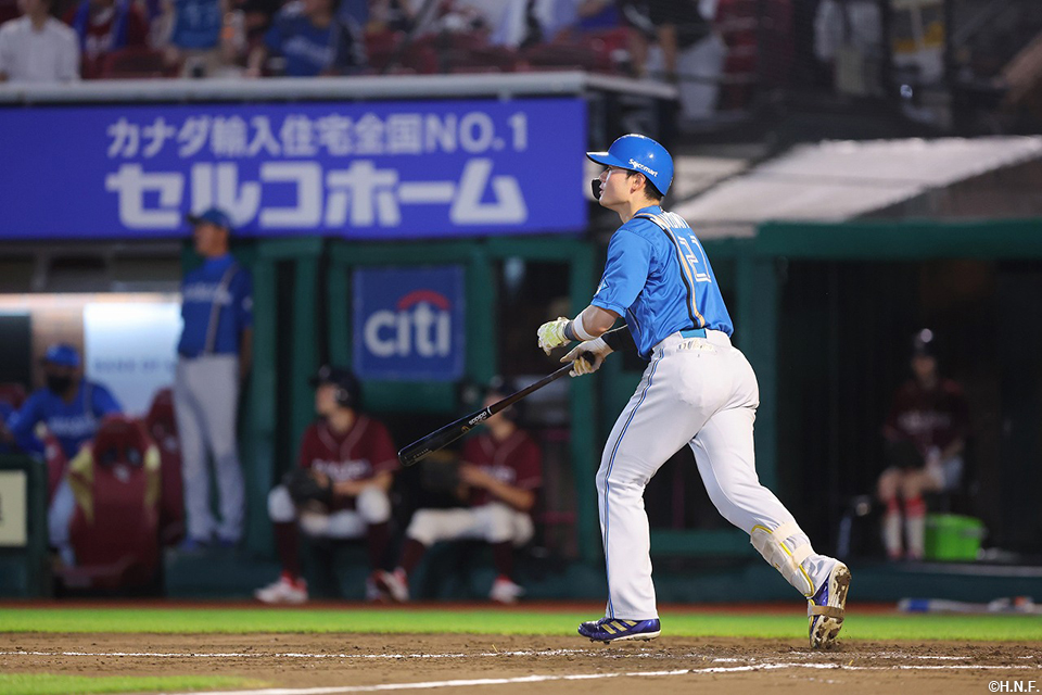 8回表、勝負を決める2ランを放つ清宮選手02