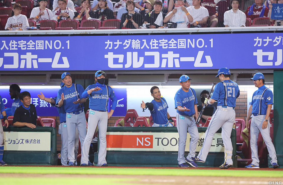 8回表、勝負を決める2ランを放つ清宮選手03